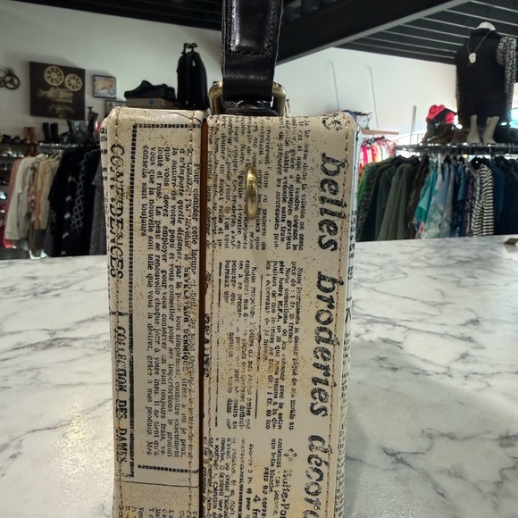 Patricia Nash Newspaper Purse - Picture 3 of 6